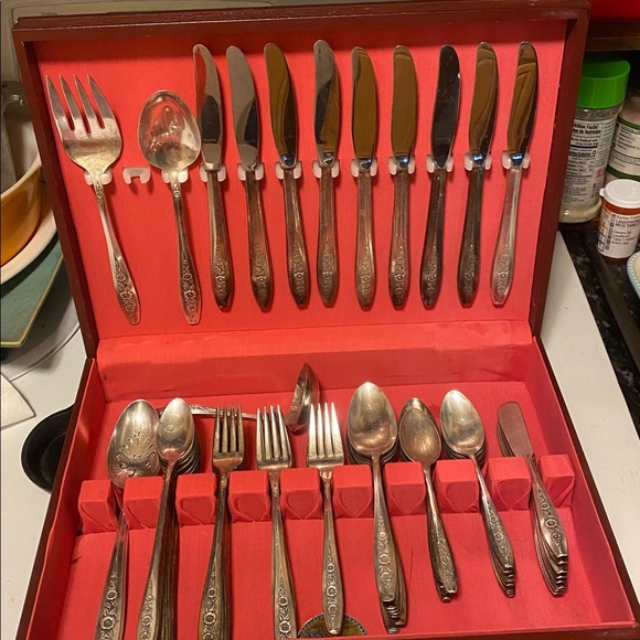 Wm Roger’s Bros Primrose 88 piece full service for 9 silver plate, flatware